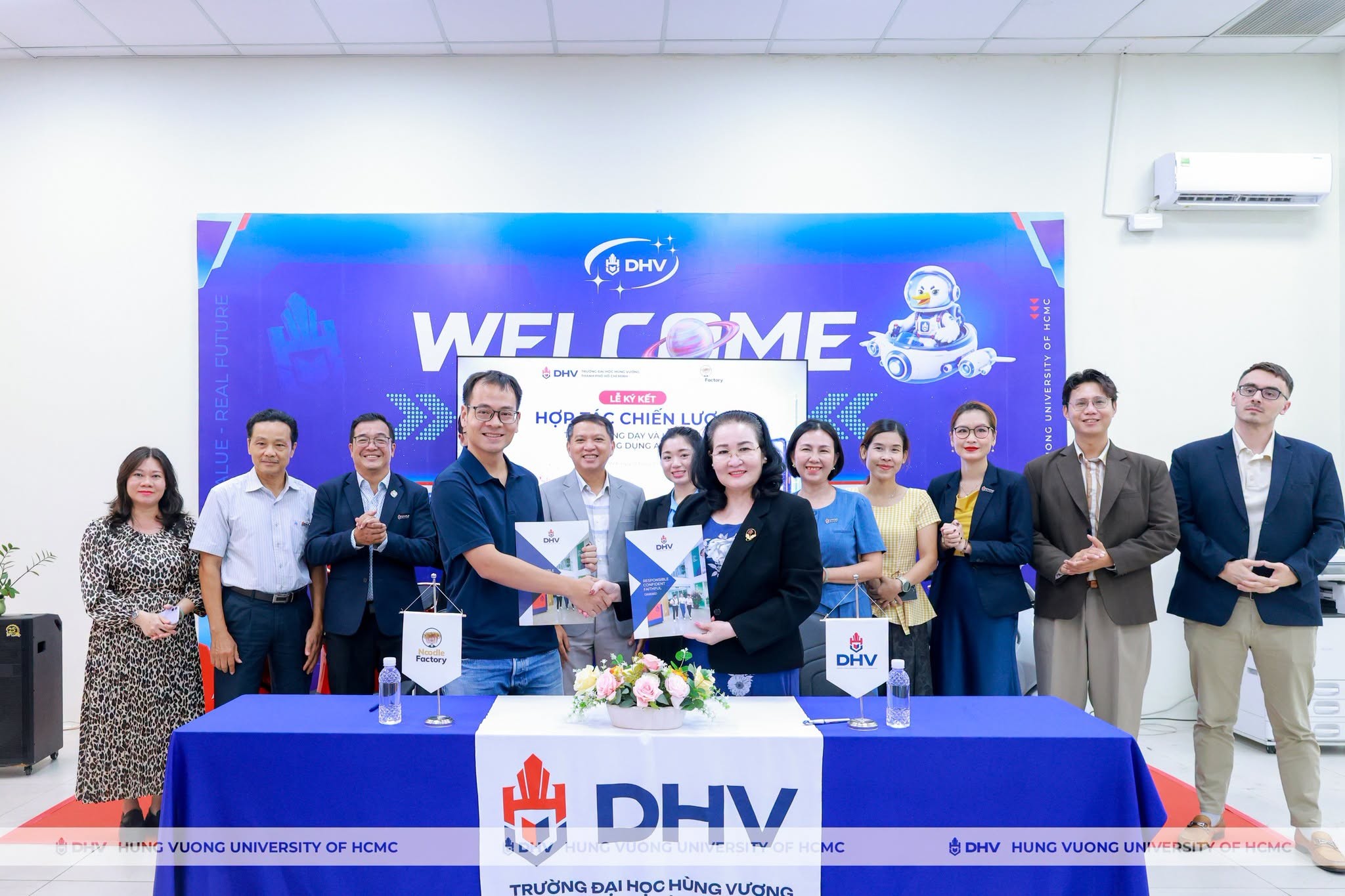 dhv-ky-ket-mou-dua-ai-vao-giang-day-1786342057.jpeg