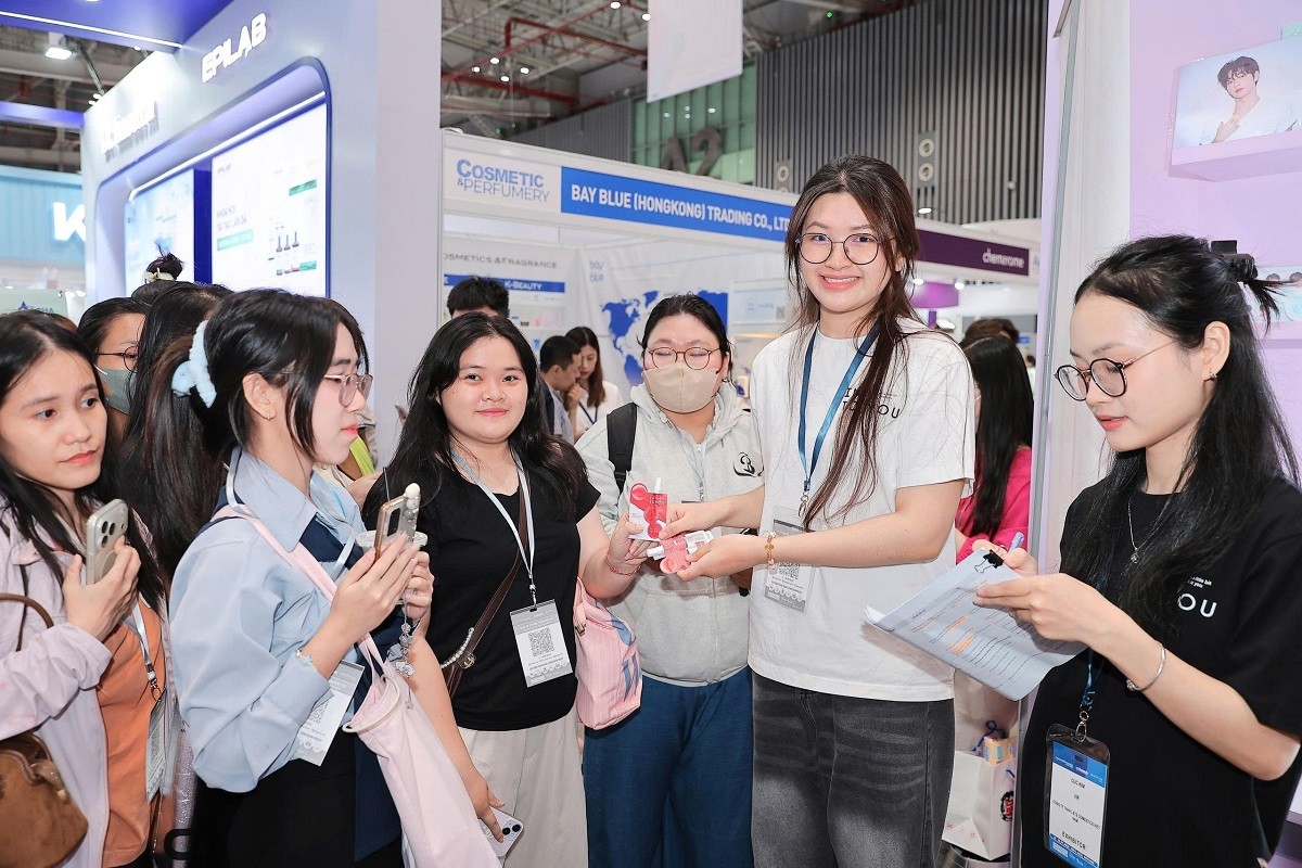 my-pham-trang-diem-into-you-tai-viet-nam-1784967937.jpg