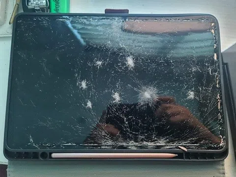 Khách hàng livestream đập tan chiếc Samsung Tab S7 mới mua ở Điện máy xanh vì cho rằng không được bảo hành