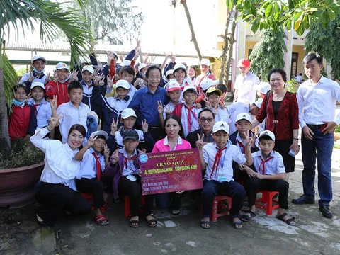 Hội Liên lạc với người Việt Nam ở nước ngoài cứu trợ đồng bào lũ lụt miền Trung