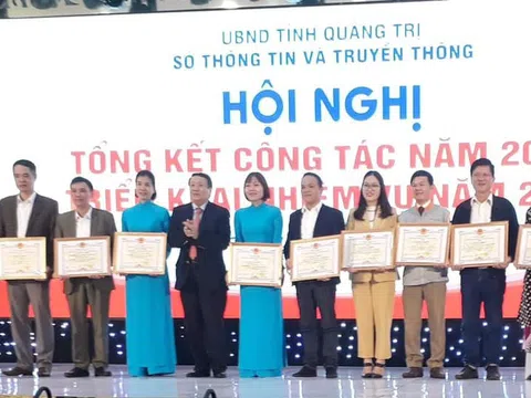 Chủ tịch UBND tỉnh Quảng Trị tặng Bằng khen cho thư viện Khai Trí